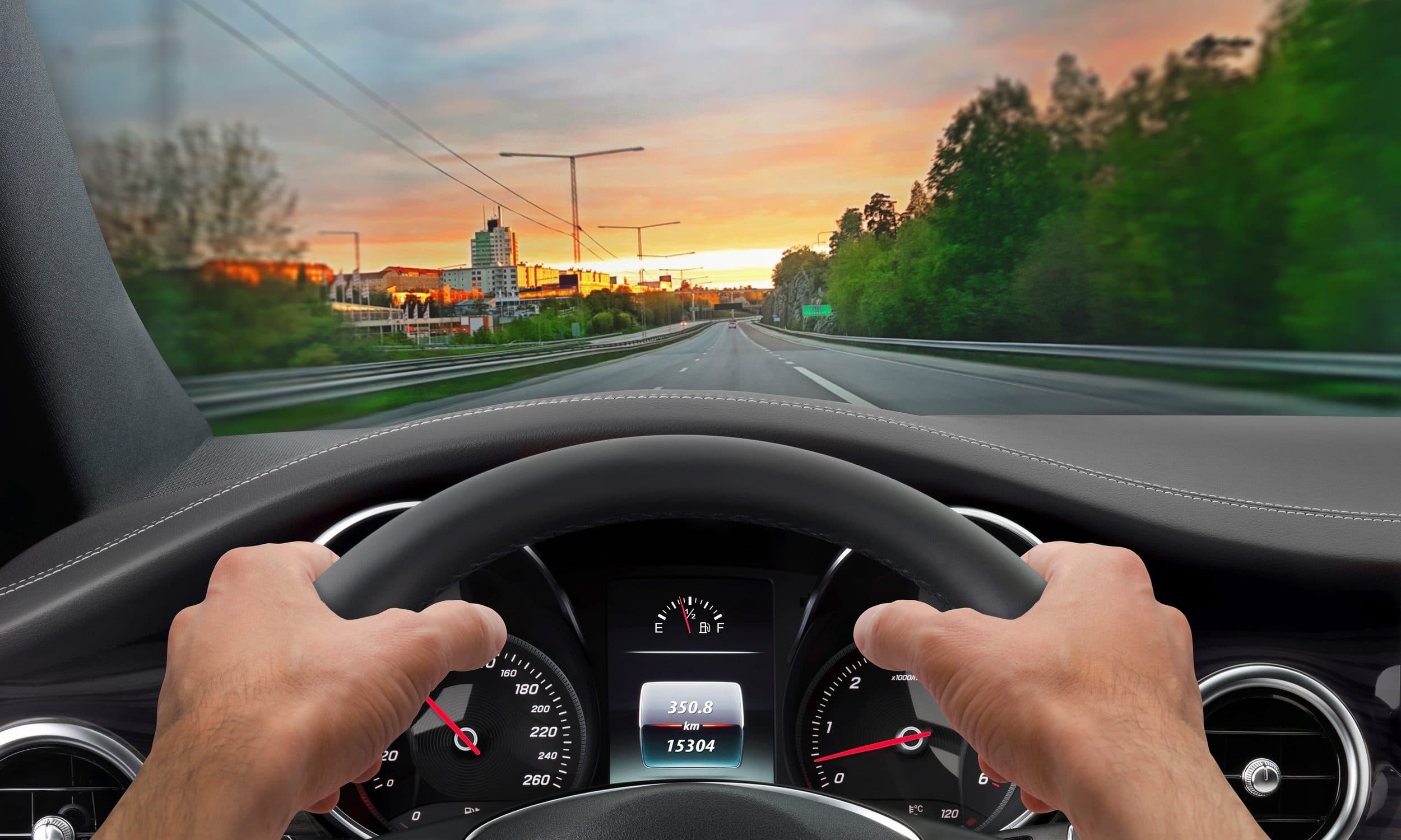 Vista desde el volante en carretera al atardecer